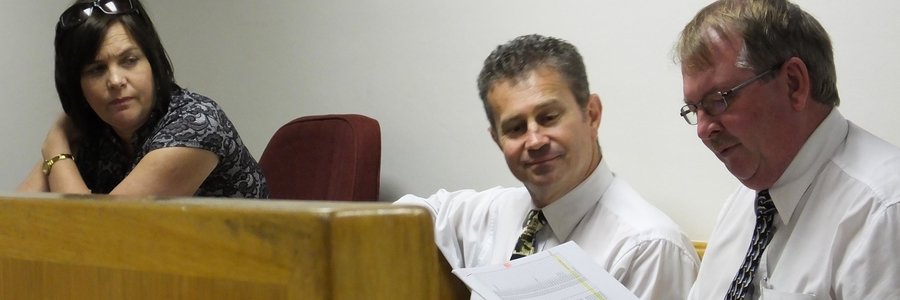 Die Valke se ondersoekspan Maandag in die hof. Vlnr: Lt Kol Lize Potgieter (projekleier), Kapt Deon de Jager en A/O André Potgieter.  